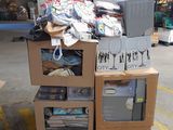une pile de cartons empilés les uns sur les autres sur un chariot dans un entrepôt