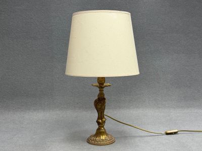 Bougeoir en bronze monté en lampe.