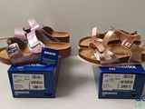 deux paires de sandales sont posées sur une boîte