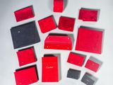 de nombreux portefeuilles rouges et noirs posés sur une surface blanche