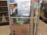 un chariot métallique contenant beaucoup d'objets
