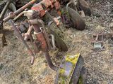 un tracteur qui est posé à même le sol, dans la terre