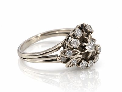 gros plan d'une bague en diamant sur une surface blanche