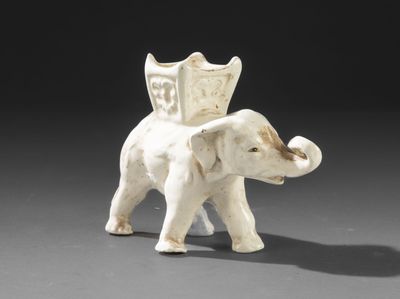 un petit éléphant blanc avec un bouclier sur le dos