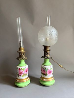 une paire de lampes de table vertes et dorées ornées de fleurs roses
