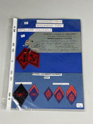 une photo d'une feuille de papier sur laquelle figurent quelques taches
