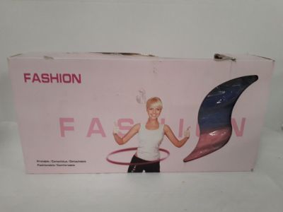 une boîte sur laquelle figure l'image d'une femme tenant un hula-hoop