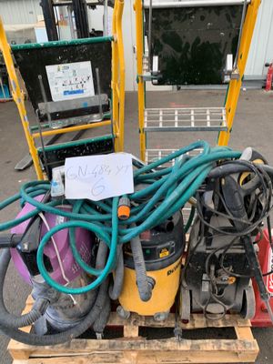 un tas de tuyaux posés sur une palette devant une station-service