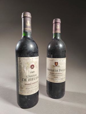 deux bouteilles de vin posées l'une à côté de l'autre sur une table