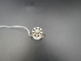 une bague posée sur une table