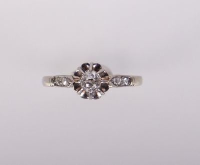 gros plan d'une bague en diamant sur fond blanc