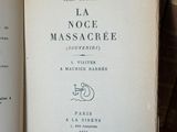 un livre ouvert sur une étagère, devant une pile de livres