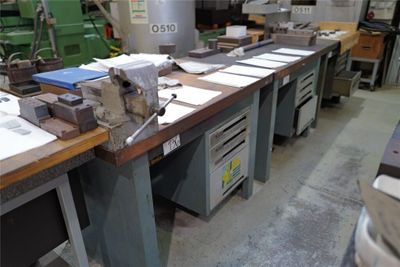 3 établis PAROLAI 4 tiroirs, plateau bois 1250 X 800 mm