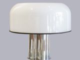 lampe de table en verre blanc avec un pied chromé et un abat-jour en verre transparent