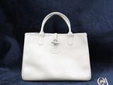 un sac à main en cuir blanc sur fond bleu