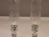 deux vases en verre transparent posés sur une table