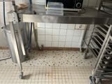 une photo d'une cuisine professionnelle avec un micro-ondes posé sur le plan de travail
