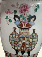 Vase en porcelaine de Canton à décor de jardinières, de bons… (photo 2)