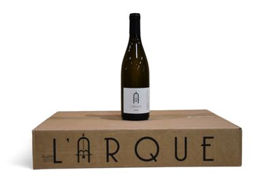 la bouteille de vin est posée sur une boîte en carton