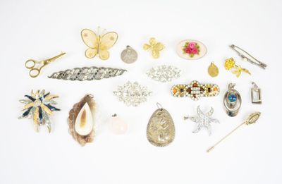 de nombreux types de broches et de bijoux sur la table
