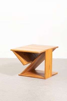 une image représentant une table en bois dont le plateau a la forme d'un triangle