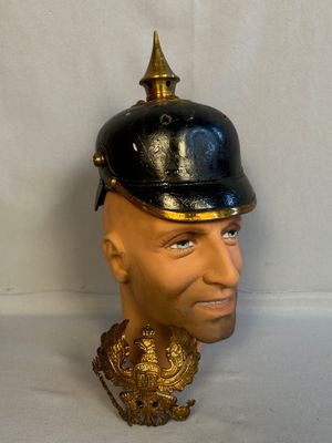 une statue représentant un homme coiffé d'un casque