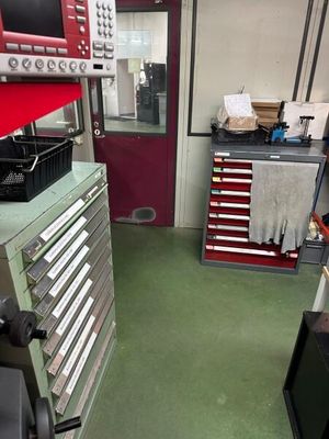 une image représentant une pièce dans laquelle se trouvent de nombreux outils