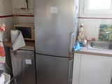une cuisine équipée d'un réfrigérateur, d'un évier et d'un micro-ondes