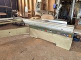 une photo d'une machine à bois dans un atelier