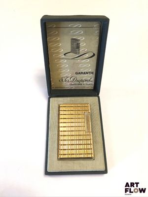 un étui à cigarettes plaqué or contenant une cigarette