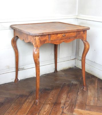 une petite table en bois surmontée d'un tiroir