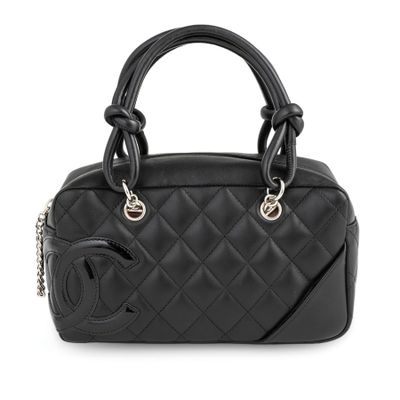 un sac à main Chanel en cuir matelassé noir avec des anses en chaîne