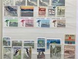 une photo d'une photo d'un mur avec des timbres dessus