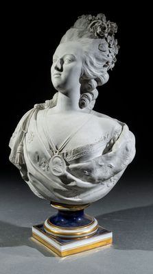 un buste en marbre blanc représentant une femme coiffée d'une couronne