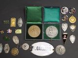 beaucoup de médailles d'argent et d'or sur une table