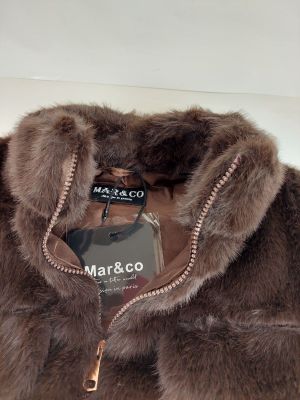 une veste en fourrure marron munie d'une fermeture éclair