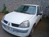 une petite voiture blanche garée devant un mur de pierre