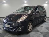 la petite voiture noire est garée dans une grande pièce