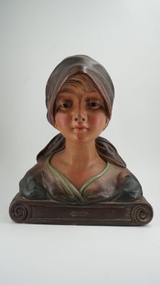 "Au village" buste de jeune femme au foulard, en plâtre poly…