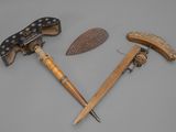trois types d'outils différents sont présentés sur une surface grise
