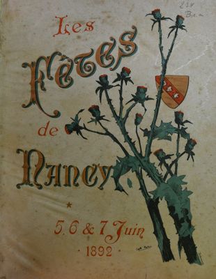 un livre sur lequel figurent l'image d'une plante et celle d'un masque