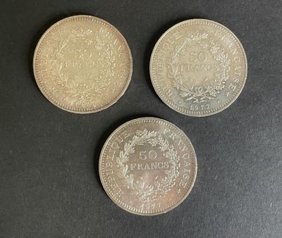 trois pièces différentes posées sur une surface noire