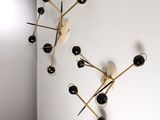 deux horloges accrochées au mur