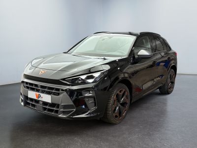 Le SUV noir est garé dans une grande pièce au sol noir.