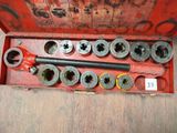 une boîte rouge contenant tout un tas d'outils