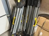 beaucoup d'outils qui traînent par terre dans le garage
