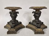 paire de bougeoirs anciens en bronze, avec des têtes de lion sur les socles