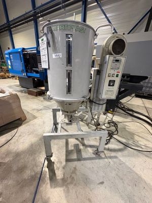 a machine that is sitting in the middle of a warehouse