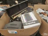 une boîte remplie d'appareils électroniques posée par terre