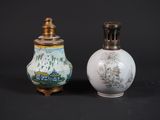 deux petits vases posés l'un à côté de l'autre sur une table